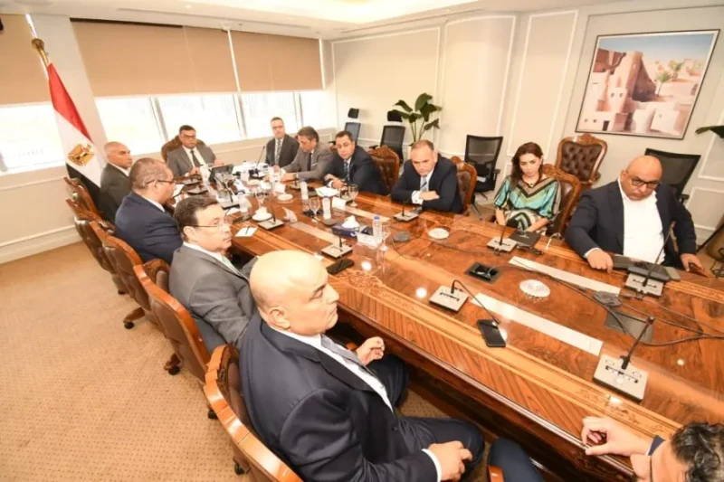 إلقاء نظرة على اقتراحات شركات العقارات: وزير الإسكان يدرس استراتيجيات تسويق المشروعات السكنية في المدن الجديدةعقد وزير الإسكان والمرافق والمجتمعات