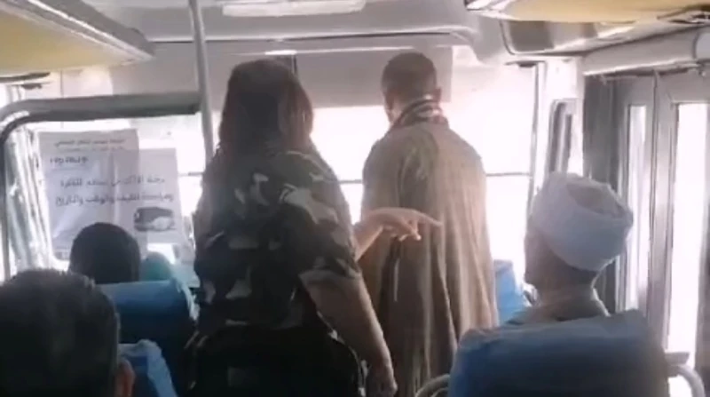 ألقته خارج وسيلة المواصلات.. فتاة صعيدية تلقن درسا قاسيا لمتحرش في عربة من عربات شركة حورس للنقل المتجهة من مركز طهطا إلى مركز سوهاج، حاول أحد الركاب