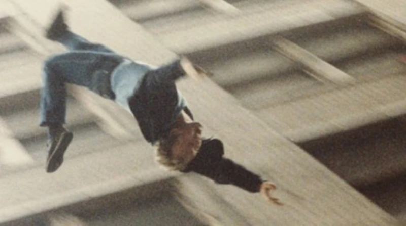 مصرع طفل إثر سقوطه من الطابق العاشر في بولاق الدكرور لقي طفل مصرعه بعد أن اختل توازنه وسقط من الطابق العاشر، جثة هامدة، في بولاق الدكرور، وتحرر محضر