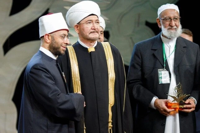 مفتي روسيا يمنح أسامة الأزهري وسام الفخرمفتي روسيا يمنح أسامة الأزهري وسام الفخرأحمد الشرقاوىمنح المفتي الشيخ راوي عين الدين رئيس الإدارة الدينية