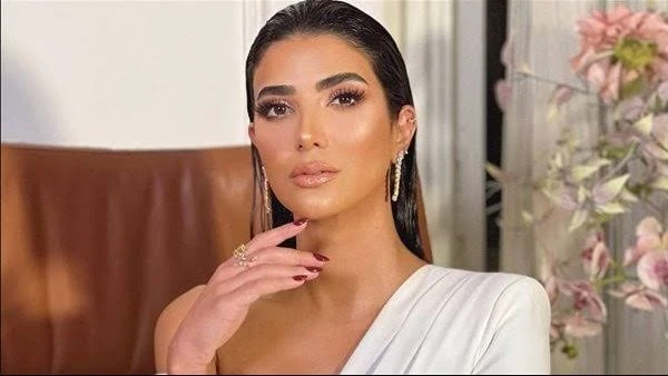 ريم سامي تجذب الأنظار بإطلالة صيفية نشرت الفنانة ريم سامي صورة جديدة لها عبر حسابها الشخصي على موقع التواصل الاجتماعي انستجرام، أثناء قضائها العطلة
