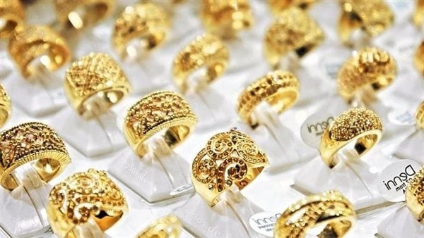 آي صاغة: ارتفاع الذهب عالميا وسط ترقب شهادة رئيس الفيدرالي أمام الكونجرس ارتفعت أسعار الذهب بالأسواق المحلية خلال تعاملات اليوم الأربعاء، مع ارتفاع