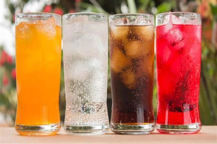 مكونات المشروبات الغازيه وأضرارهاالمشروبات الغازيه ضمن المشروبات الباردة الغير كحولية التي تقدم بجانب الوجبات السريعة والتي يفضل تناولها العديد من