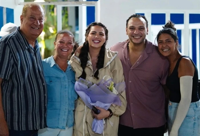 أحمد خالد صالح يفاجئ زوجته هنادي مهنا في عيد ميلادها (فيديو) فاجأ الفنان أحمد خالد صالح، زوجته الفنانة هنادي مهنا، بعيد ميلادها، وذلك بعد انتشار