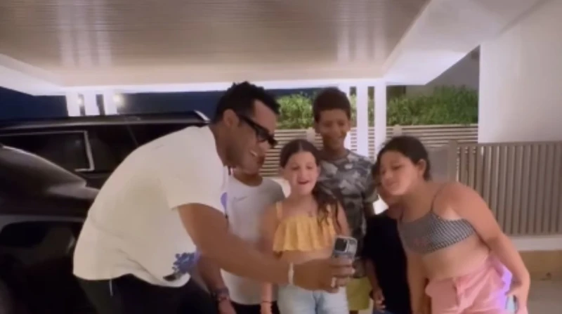 متجاهلا أزمة الصفع.. رمضان ينشر فيديو رفقة ابنة دنيا سمير غانم أثارت أزمة الفنان محمد رمضان، الخاصة بصفع أحد معجبيه على وجهه في الساحل الشمالي ليرد