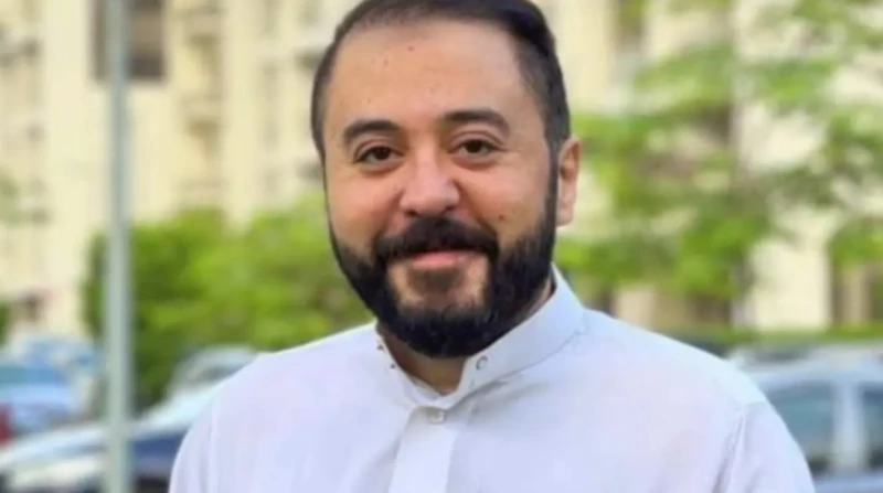 عمرو عبد العزيز ينضم لرابطة محبي القرع مع تامر حسني أنضم الفنان عمرو عبدالعزيز لرابطة محبي القرع التي أعلن عنها تامر حسني قبل، ونشر عبد العزيز، صوره