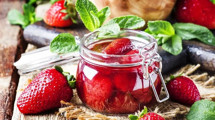 إليك أسهل 3 وصفات لعمل مربى الفراولةتعتبر مربى الفراولة احدى ألذ وأشهى أنواع المربات التي تحضر للأطفال والكبار، وبامكانك ان تحضريها لأطفالك في ساندويتشات المدارس أو الرحلات،قومى بت