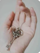 تعرف على تفسير اعطاء المفتاح في المنام للمتزوجة لابن سيرين اعطاء المفتاح في المنام للمتزوجة من أكثر الرؤى المحببة للرائي، وحلم إعطاء المفتاح