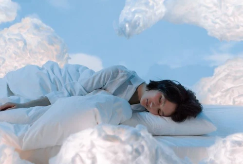 ما تفسير حلم السقوط من مكان مرتفع لابن سيرين والإمام الصادق؟ تفسير حلم السقوط من مكان مرتفع، إن رؤية السقوط من الرؤى التي تساور الكثيرين منا في عالم الأحلام، ولهذه الرؤية العديد من