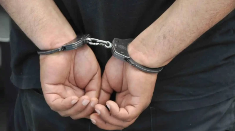 رجل وسيدة يتبادلان الضرب في الشارع بسبب أولوية المرور كشفت أجهزة وزارة الداخلية، ملابسات ما تم تداوله بشأن تضرر إحدى السيدات من شخص تتبعها ولاحقها