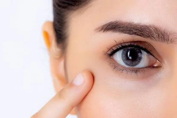 هذه أفضل طرق الوقاية من الهالات السوداء.الهالات السوداء التى تظهر تحت العين وتكون بدراجات مختلفة، ترجع إلى عدة أسباب منها العامل الوراثى وآخر النفسى، بجانب سوء التغذية أيضا، فيما أ