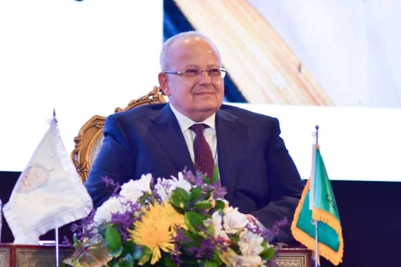 رئيس جامعة القاهرة: صرف مكافأة تميز للعاملين والهيئة المعاونة وأعضاء هيئة التدريس صدق الدكتور محمد الخشت، رئيس جامعة القاهرة، على مكافأة قدرها 1500