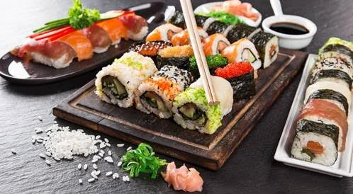 طريقة عمل السوشي طريقة عمل السوشي السوشي يعد السوشي أحدى أشهر الأكلات،حيث يعود أصلها إلى المطبخ الياباني، ويمتاز بطعمه اللذيذ والرائع والمميز، وقد يتم تحضيره بشكل اساسى من الأرز ال