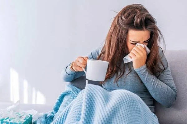 الوقاية من الأنفلونزا الموسمية.. حافظ على صحتك.الأنفلونزا الموسمية هي مرض فيروسي ينتشر عادة خلال فصلي الشتاء والخريف، ويصيب الجهاز التنفسي للإنسان. تتميز الأنفلونزا بأعراض مثل الحم