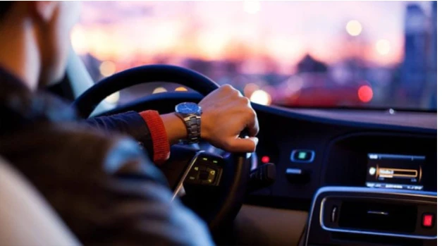 ما تفسير ركوب السيارة في المنام؟ ركوب السيارة في المنام، تعتبر السيارة رمز الهيبة والسلطة والعز والوقار، ويرتبط تأويلها بحال الرائي وتفاصيل الرؤية،