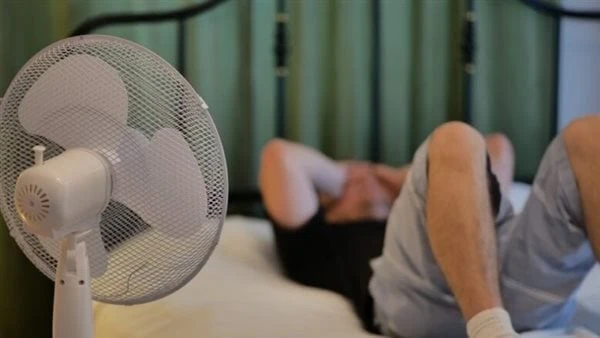 احذر من ارتكاب هذه العادة خلال النوم .. تصيبك بمشاكل صحية خطيرةقد يدفع إرتفاع درجات الحرارة الشديدة بعض الأشخاص إلى تشغيل المراوح بجانبهم خلال ساعات النوم، وذلك حتى لا يشعرون بالحر