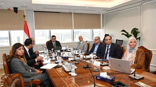 الشربيني: نهدف تطبيق قواعد الاستدامة وجودة الحياة بالمدن الجديدة باستخدام الحلول الذكيةالتقى المهندس شريف الشربيني، وزير الإسكان والمرافق والمجتمعات العمرانية، صباح اليوم، مسئولى ش