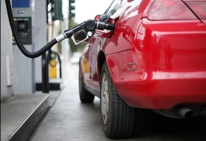 لمالكي السيارات، 6 خطوات لترشيد استهلاك الوقود بعد زيادة أسعار البنزين تزامنا مع تحريك أسعار البنزين والسولار، يتساءل العديد من الأشخاص عن أسهل الطرق لتوفير استهلاك وقود السيارات،
