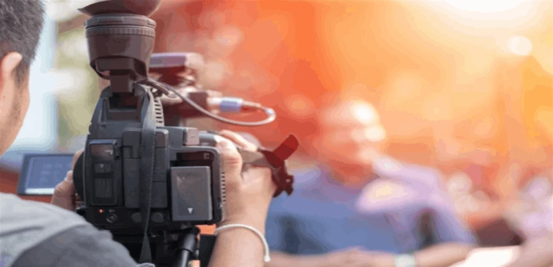 فنون ومشاهير: في مشهد غير مألوف.. مراسل يجري مقابلات وهو مغمور بالمياه! شاهد المقال التالي من صحافة لبنان عن في مشهد غير مألوف مراسل يجري مقابلات وهو