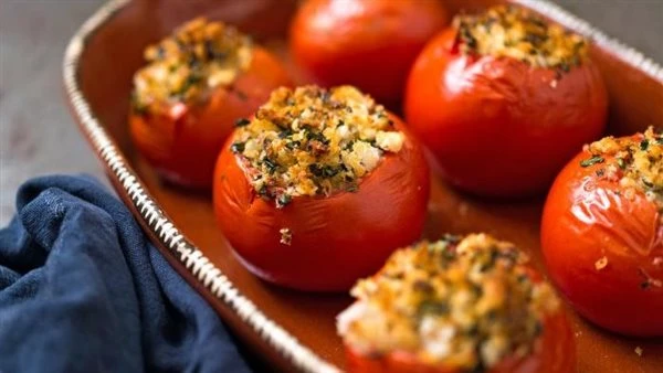 أسرار طريقة عمل محشي الطماطم بمذاق شهي يعد محشي الطماطم من أشهى المأكولات الشرقية ولكنه في نفس الوقت من الوصفات التى تحتاج لمهارة خاصة في التحضير لأن نجاحها يتوقف على الأسرار.نقدم