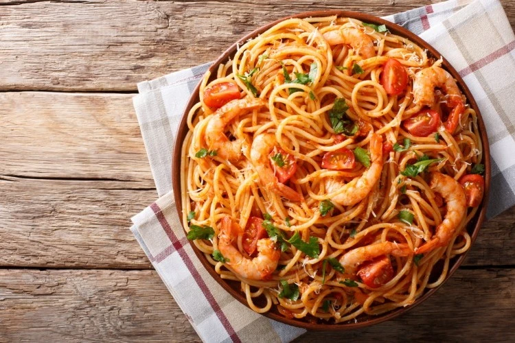 مكرونة بالجمبرى وصوص الطماطموصفة الجمبرى تحضر بمكونات بسيطة وتقدم على مائدة الطعام في العزومات والمناسبات الخاصة كطبق مميز ، جربي المكرونة بالجمبرى