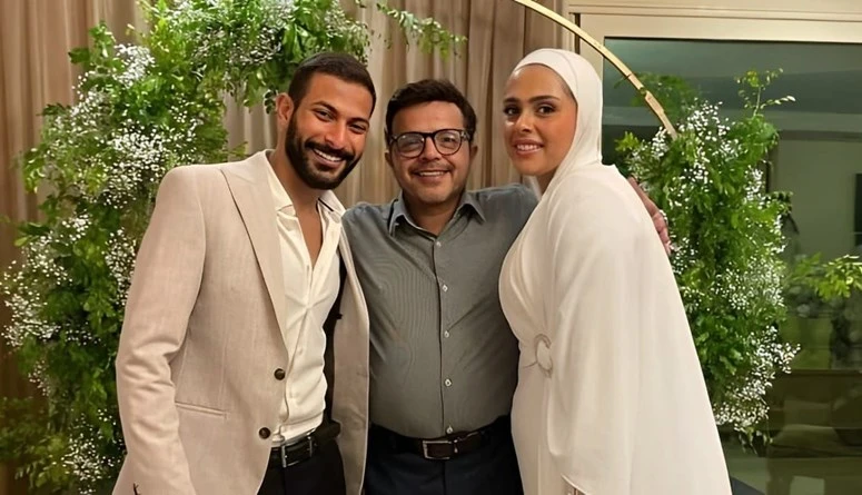 حجاب ابنة محمد هنيدي في حفل خطبتها حديث الجمهوراحتفل الفنان الكوميدي محمد هنيدي، بخطبة ابنته فريدة على شاب من خارج الوسط، في حفل عائلي بسيط اقتصر