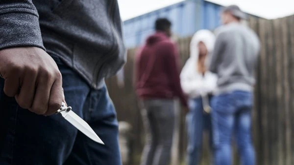 قتلته ولن أتردد في قتله مجددا.. اعترافات صادمة لعاطل يقتل صديقه بخيانة زوجته في حلوان شهدت منطقة العزبة بحلوان حادثة مأساوية هزت أرجاء الحي بأسره