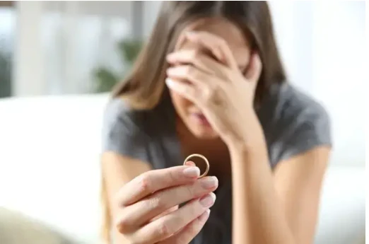 ماذا لو حلمت أني طلقت زوجتي؟ وما تفسير ابن سيرين؟ حلمت أني طلقت زوجتي، هل رؤية طلاق الزوجة تبشر بالخير أم تنذر بالسوء؟ وما هي الدلالات السبية لطلاق