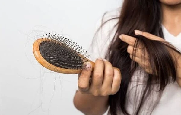 تعرفي على أفضل طرق العناية بالشعر الضعيف.نستعرض لكي فيما يلي بعض النصائح المهمة يجب معرفتها عن العنايه بالشعر الضعيف. تجنبي تعرض شعرك للماء الساخن.