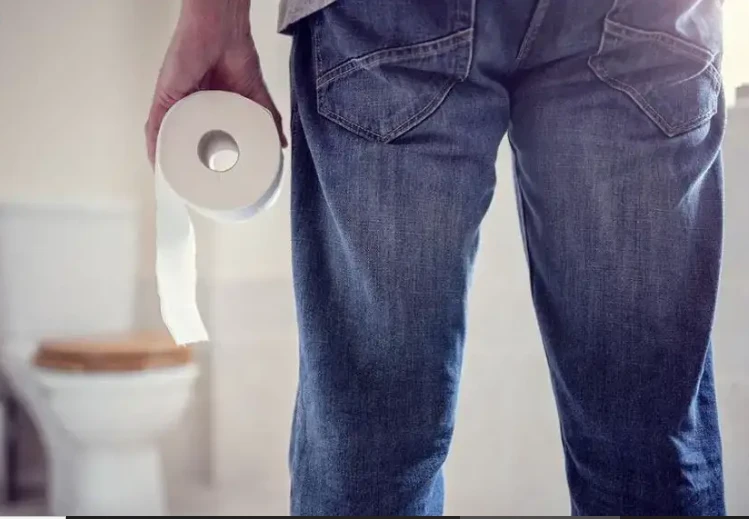 حلمت تبولت على نفسي وتبولت في الحقيقة و أتبول على ملابسي فما تفسير ابن سيرين؟ حلمت أني أتبول وتبولت على نفسي، تختلف تفسيرات علماء الأحلام في معنى