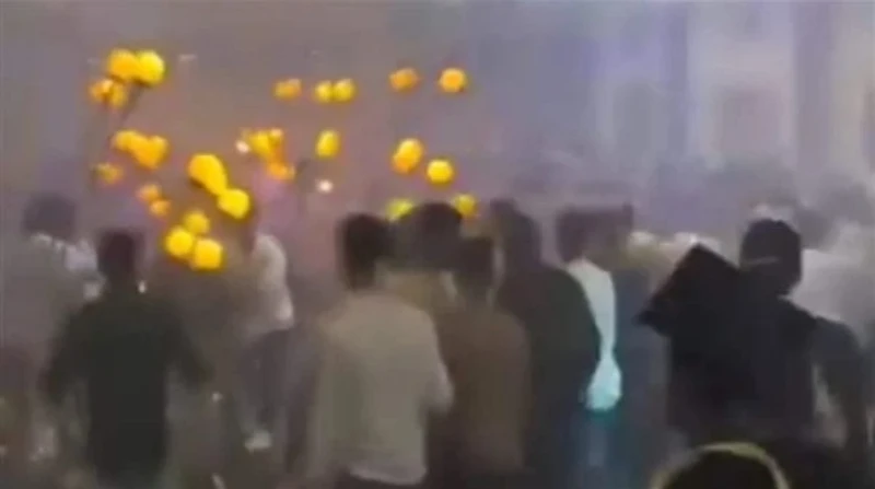 حررت محضر رسمي و التلفيات كتير.. صاحب قاعة حفل تخرج تجارة سوهاج يكشف تفاصيل جديدة مشاجرة طاحنة شهدتها محافظة سوهاج، حيث انتشرت مقاطع مصورة لحفل تخرج طلبة في كلية تجارة جامعة سوهاج،