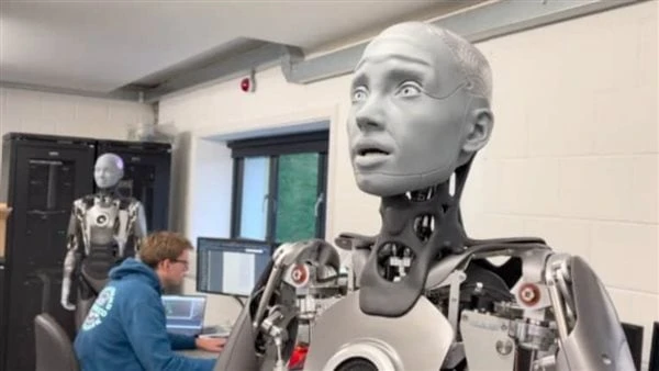 أيلون ماسك وسبونج بوب.. شاهد روبوت يشبه البشر يقلد أصوات المشاهير بدقةظهر مقطع فيديو نشره احد العلماء البريطانيون، وهو يحاكي روبوت يشبه البشر، وهو