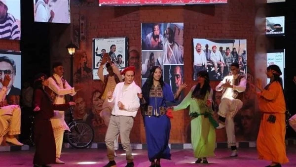 فنان شهير يقدم شخصية عادل إمام في شمس الزناتي والواد سيد الشغال يجسد الممثل محمود عزازي شخصية الزعيم عادل إمام خلال أحداث عرض الدراما الإستعراضية