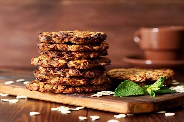 بسكوت الشوفان بدون فرن.. لذيذ وسهل التحضير.إليك وصفة سهلة ولذيذة لعمل بسكوت الشوفان بدون الحاجة إلى فرن:المكونات: 1 كوب شوفان 1 كوب زبدة الفول السوداني (بدون سكر) 12 كوب عسل 1 12 ك