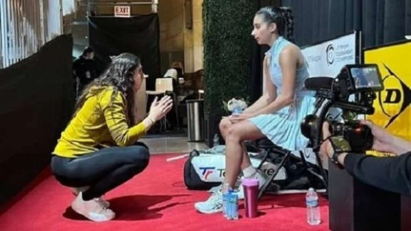 الرياضة أخلاق.. لاعبة الاسكواش نور الشربيني تدعم منافستها نوران العربي قبل مواجهة نظيرتها البلجيكية في مشهد جميل يجسد المعنى الحقيقي لعبارة الرياضة