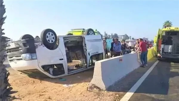 الدفع ب 15 سيارة إسعاف.. إصابة حرجة ل17 شخصا في انقلاب ميكروباص بالفيوم أصيب 17 شخصا، اليوم السبت، إثر وقوع حادث انقلاب سيارة ميكروباص على طريق أسيوط