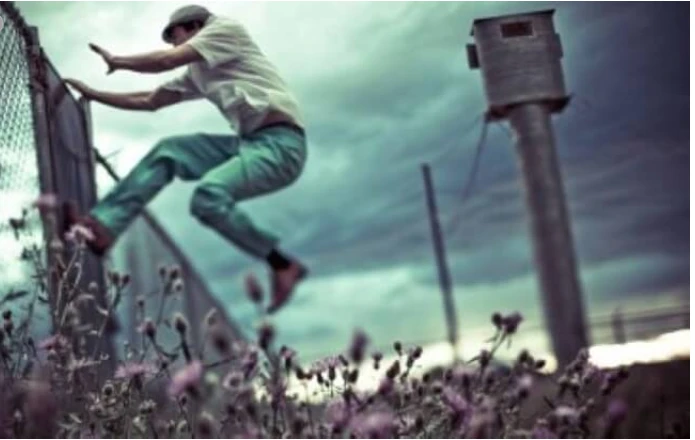 ما هو تفسير حلم الهروب لابن سيرين؟ تفسير حلم الهروب، الهروب في الواقع هو الابتعاد عن أي شخص أو شيء يسبب لنا الأذى المادي أو النفسي، فنحن نهرب من