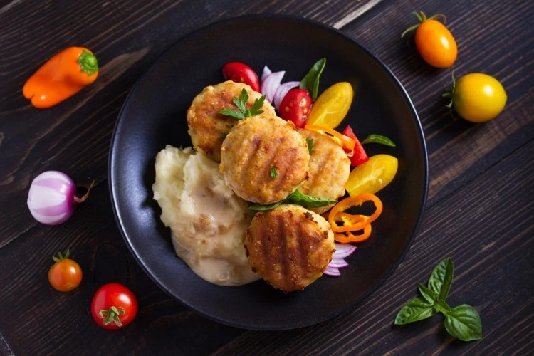 فطائر السمك بالبطاطس بطريقة سهلةالمقادير فيليه السمك : 2 قطعة البطاطس : 2 كوب (مسلوقة ومهروسة) الشبت : ربع كوب (مفروم) دقيق : ربع كوب (متعدد