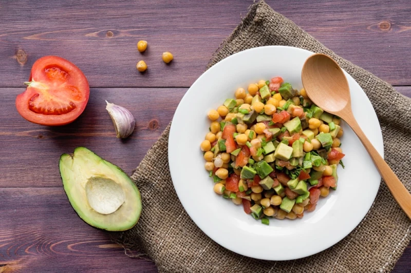 طريقه سلطة اﻷفوكادو بالخضار والحمصاﻷفوكادو له قيمة صحيةعالية للجسم، وهو يستخدم في تحضير السلطات، إليك طريقة تحضير وصفة سلطه اﻷفوكادو السهلة