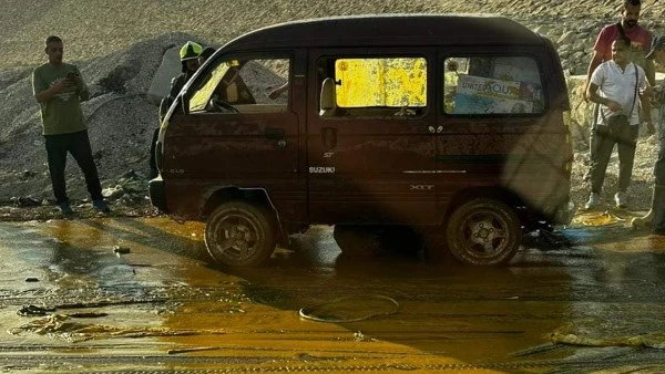 محملة بكراتين مانجا.. انقلاب سيارة نقل علي طريق الدائري الأوسطي انقلبت سيارة نقل محملة بالمانجو، على طريق الدائري الأوسطي قرب مدخل مدينة حلوان، ما