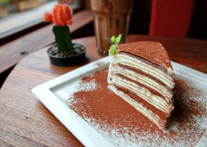 كيكة الكريب بالشيكولاتهاصنعى وصفة حلويات مختلفة لأطفالك بمكونات بسيطة وطريقة مبتكرة ،وصفة كيكة الكريب بالشيكوﻻته .المقادير ملعقة صغيرة الفانيليا 3 ملاعق كبيرة سكر 6 ملاعق كبيرة الز