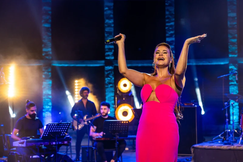 تفاصيل ما حدث في حفل كارول سماحة في مهرجان الحمامات الدولي عرض آخر مكتمل العدد أقبل فيه الجمهور على اقتناء التذاكر منذ توفرها، عرض ثان للفنانة كارول سماحة على مسرح الحمامات الذي تع