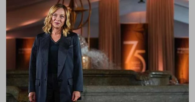 تغريم صحفية لسخريتها من طول رئيسة وزراء إيطاليا لايف ستايل شاهد المقال التالي من صحافة البحرين عن تغريم صحفية لسخريتها من طول رئيسة وزراء إيطاليا،