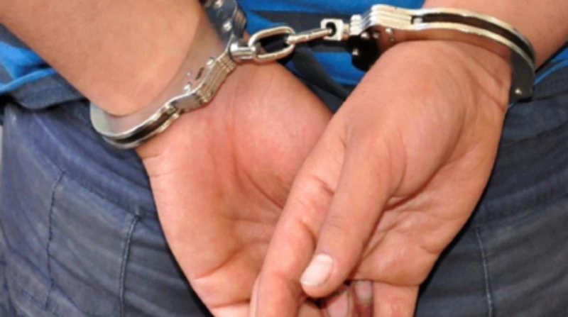 التحفظ على قيادي حزبي في واقعة نصب بحلوان تحفظت الأجهزة الأمنية بقسم شرطة حلوان، على صاحب شركة مقاولات، ومحمد ع، أمين أمانة حزب حماة الوطن بحلوان، لاتهام كل منهما الآخر بالنصب في ق