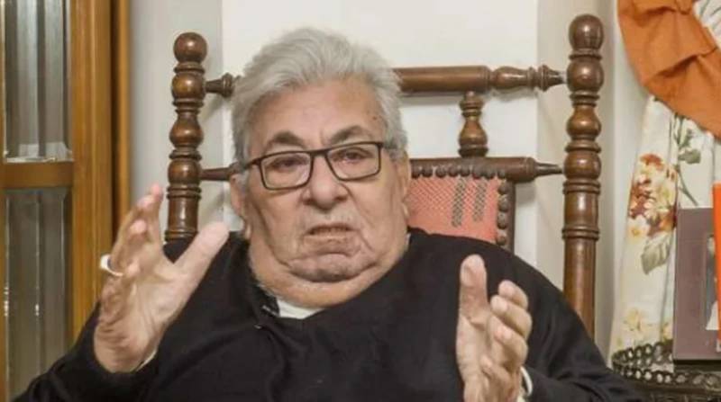 فاروق فلوكس يكشف حقيقة اعتزاله الفن (خاص) نفى الفنان فاروق فلوكس، ما تردد خلال الساعات الماضية على منصات التواصل الاجتماعي عن اعتزاله الفن.وقال فلوكس