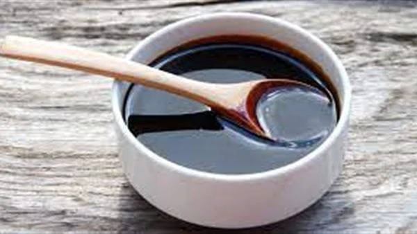 مسكن طبيعي .. ماذا يحدث للأطفال عند تناول العسل الأسود؟على الرغم من مذاق العسل اللذيذ، لا ينبغي أبدا إعطاء العسل للأطفال دون سن عام واحد ولا ينصح به للأطفال دون سن عامين.و يحتوي ال