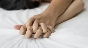 ما تفسير حلمت اني مع رجل غير زوجي؟ ما تفسير حلمت اني مع رجل غير زوجي؟ حلمت اني مع رجل غير زوجي، تندرج هذه الرؤية تحت باب الخيانة الزوجية، ويتحدد ذلك