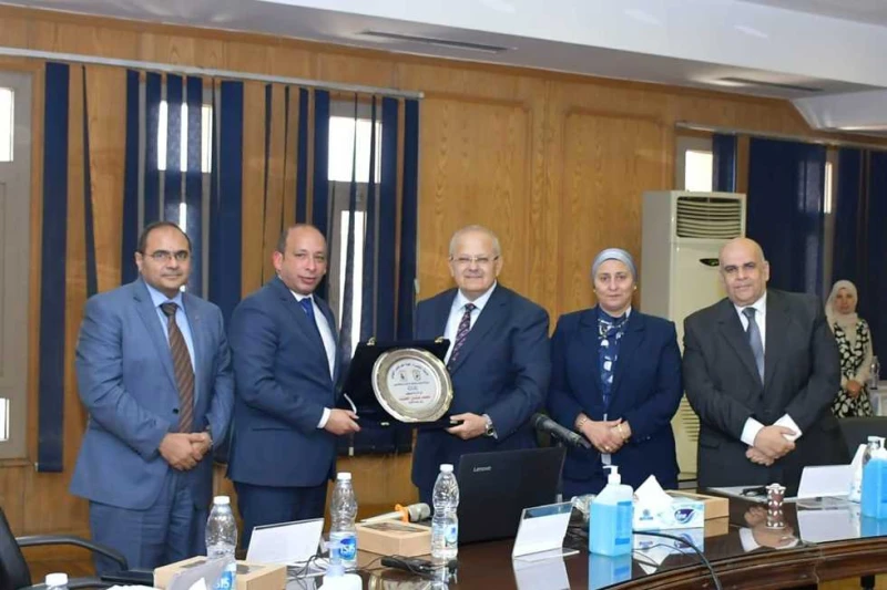 الخشت يترأس اجتماع مجلس كلية طب قصر العيني (تفاصيل) ترأس الدكتور محمد الخشت رئيس جامعة القاهرة، اجتماع مجلس كلية طب قصر العيني، لمناقشة عدد من