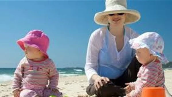 مهمة في أيام الموجة الحارة.. خطوات لحماية بشرة الأطفال على الشاطئيحتاج الأطفال إلى التعامل والرعاية الخاصة أثناء الاستمتاع وتواجدهم على الشاطئ، لذلك