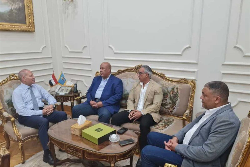 محافظ القاهرة يستقبل رئيس الغرفة التجارية استقبل الدكتور إبراهيم صابر محافظ القاهرة اليوم الأحد بديوان عام المحافظة، أيمن عشرى رئيس الغرفة التجارية
